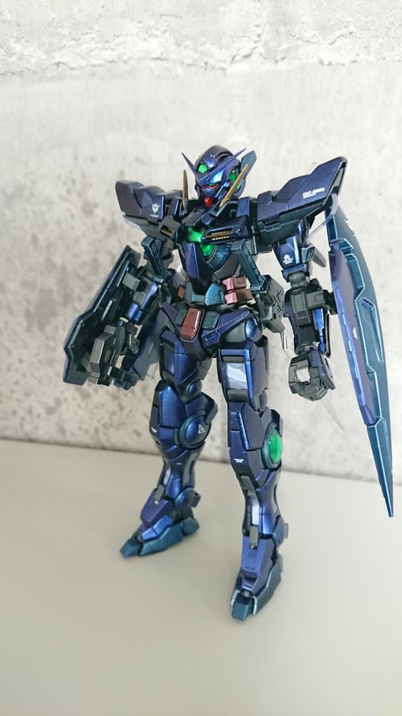 全体的に下地に黒からのブルーバイオレット、ディープメタリックブルー。