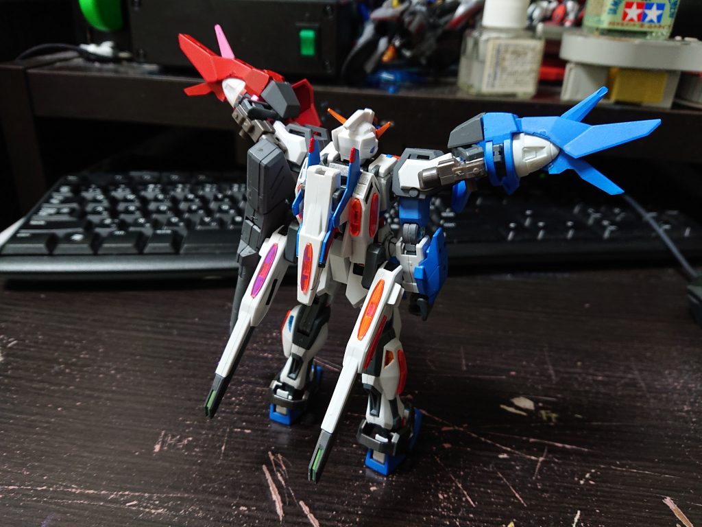 バックショット
HGストライクベースに、ダブルオースカイとスタービルドストライクを使ったミキシングです。