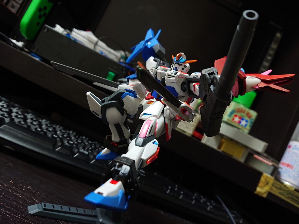 左腕のキャノンは量産型ガンタンクのキャノンをストライクの腕にパテ使って一体化させています。