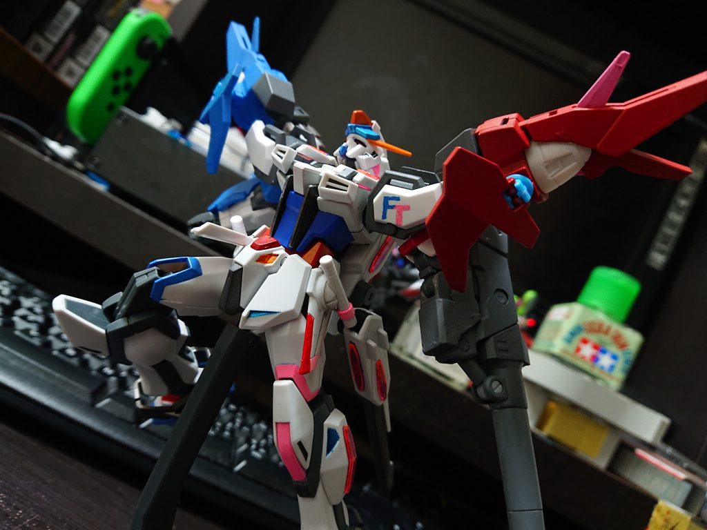 塗装はガンダムマーカーエアブラシシステムを使い、その後つや消しトップコートを吹いています。