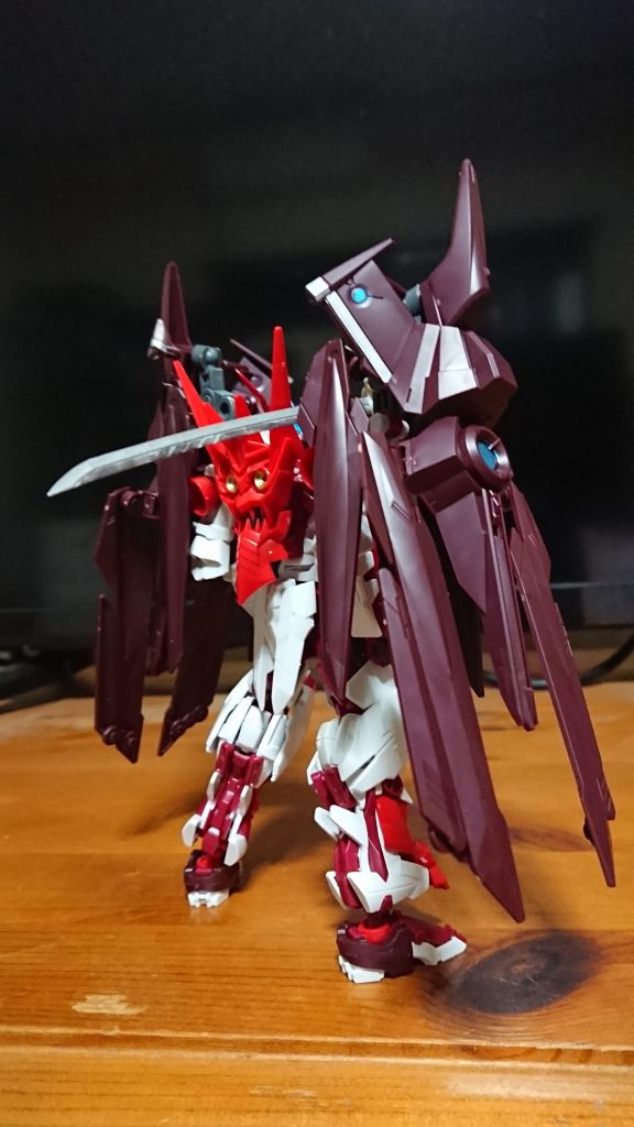 リアビュー

戦国アストレイの肩鎧を、ノーネイムユニットにしてボリュームアップを計り、更に本来の変形ギミックを使い弓矢形態[ナスノヨイチ]、大型クロー形態[タツノオニゴテ]に変形させることも可能