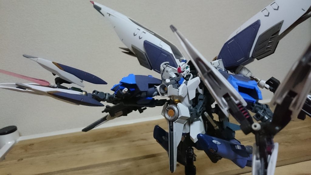 最大の特徴であるクローも引き続き装備
背中にハシュマルのバインダー(?)が追加されたことで迫力が増しました