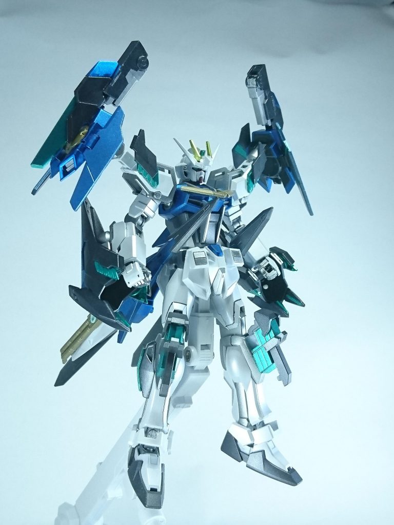 ～概要～ストライクF+アクセル・パッケージに、新開発の「アフターグロウ・パッケージ」と「オルタナティブ・パッケージ」を装備させた姿。追加されたパッケージにはサイコフレームが内蔵されており、サイコフレームの兵器としての拡張性を高めるための試験的装備となっている。