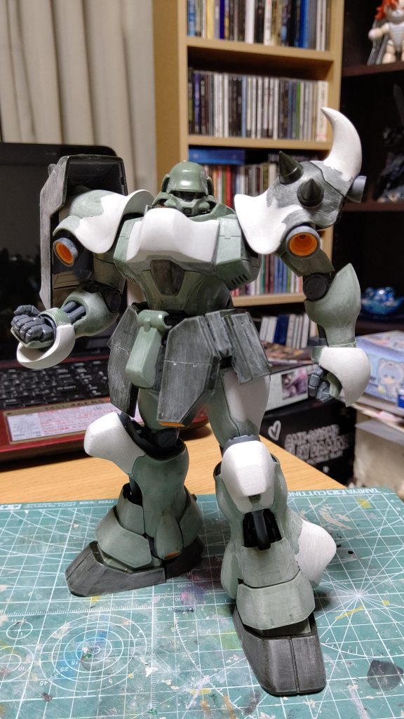 各部にパテ盛りをしてボリュームアップして行きます。