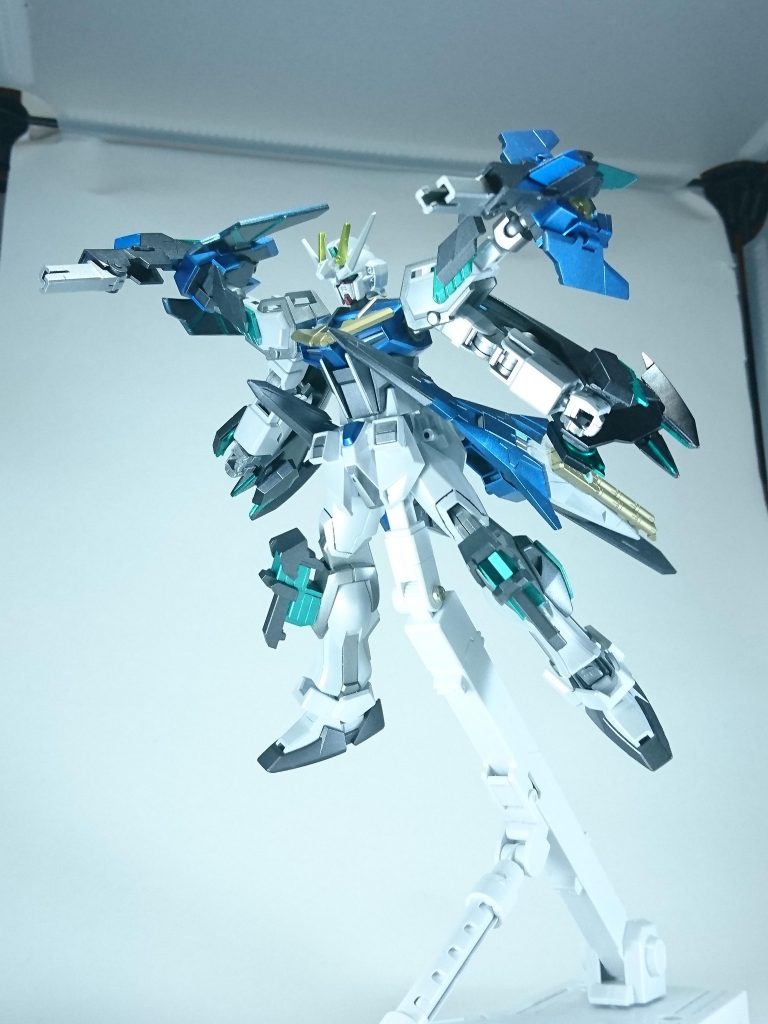 ～バインダー兼サイコミュ拡張パッケージ～「オルタナティブ・パッケージ」肩部に装備されているバインダー状のパッケージ。特定のパイロットでしか扱えないサイコフレームを適正の低いパイロットでも発動できるように、パイロットや外部からの感応波を増幅させる。バインダー上部に展開型のビームキャノンがあり、使用しない際は砲身保護のために折り畳まれている。また、シールドとしても機能する。