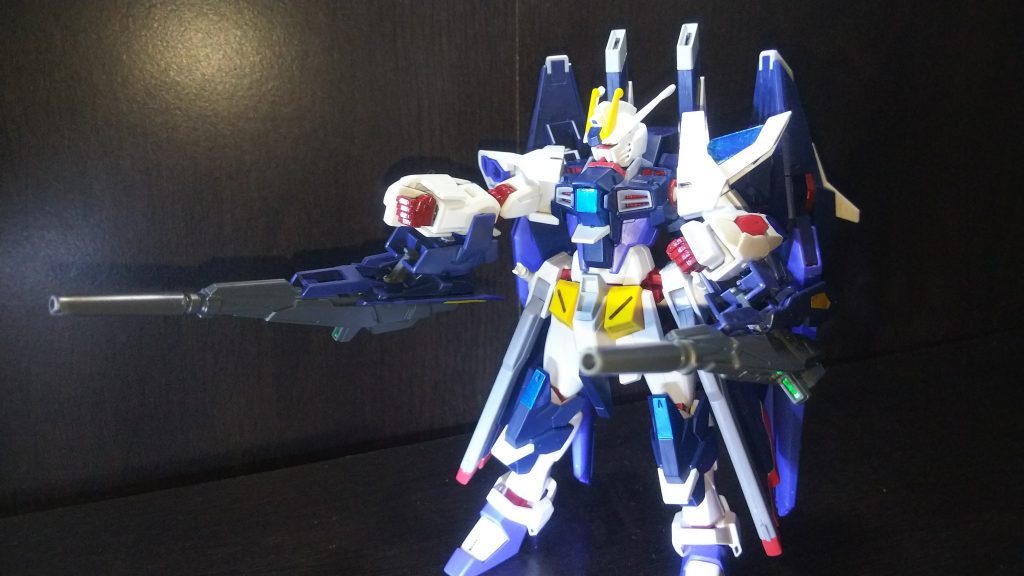 武装のほとんどはアメストフリと同じですが、追加武装がいくつかあります

まず、両腕のビームライフル

高機動で動くアメストフリの照準の安定性を高める為、腕に固定出来るセイのビルドガンダムMk-Ⅱと同じ物を採用

ビームサーベルも出せるので、高速飛行を行いながら、相手を切り裂く事も出来ます