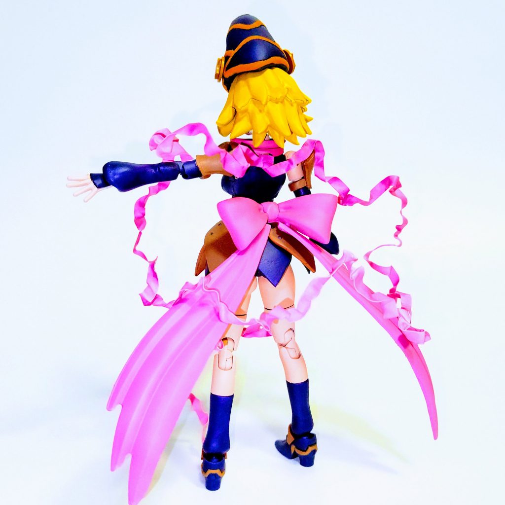 後ろ髪はエポパテでざっと土台を作り、溶きパテをペタペタして整えました。
マフラーのピラピラはプラ板から。最初は右手でライターの火を付けつつ、左手でプラ板を持って炙っていたのですが、熱いわ 焦げるわ 火が着くわ 思い通りに曲がらないわで途方に暮れましたが、リューノさんの作品ページにてロウソクを使う情報を入手、両手が使えるって素晴らしいw格段に作業が楽になりました‼️感謝します‼️(*/□\*)