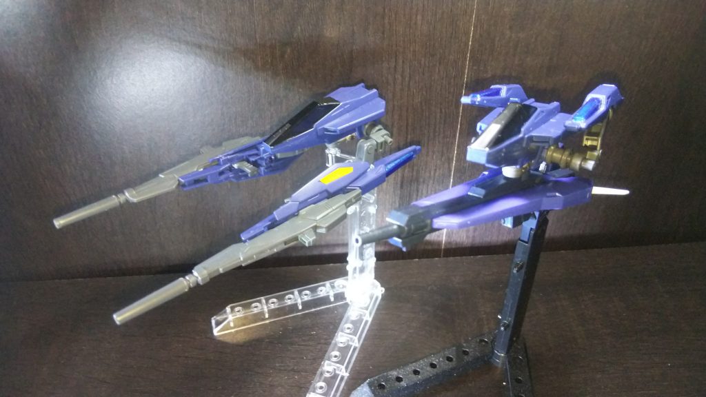 攻撃武器は無いと言ったが、あれは本当だ(　・ω・)

前述通り、サポート特化のレヴなので、本体が接近戦を挑んでいる場合、邪魔になるライフルを自身にドッキング

ライフルはもちろん使えるので、後方から援護射撃を行う事が出来ます