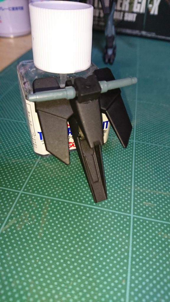 そして後ろ腰に瞬着で取り付けて塗装しました