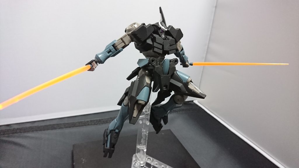 奥の手でアーマーをパージする事で高速機動状態に出来ますが、増設した粒子貯蔵タンクもパージするのでトランザムと合わせて使う最終手段です