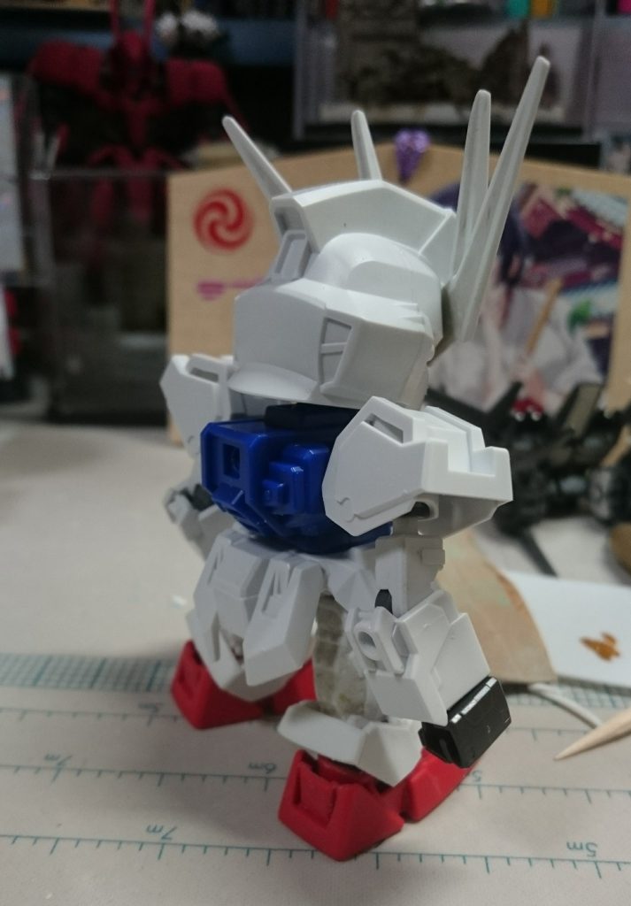 足裏の肉抜きはパテで埋めて、プラ板で少し加工してます。