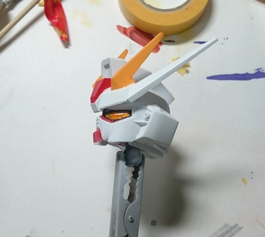 目の部分はマニキュアでキラキラに・・・。