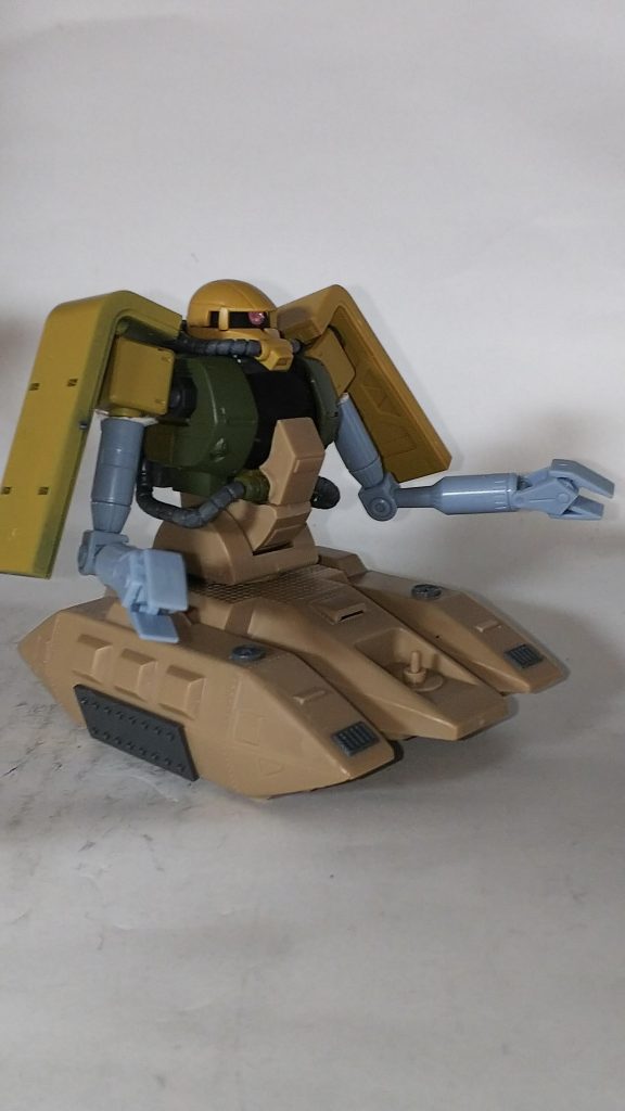 構想としては8年以上経ちますがたまたまザクハーフキャノンが発売されたきっかけで再販でゼータ版ザクタンクを持っていたのもありタイミング良く去年の四月位に製作開始しました。
腰から上はザクハーフキャノン、腰はザクタンクの胴体をノコで切り離してエポパテなどで繋ぎました。お腹回りのパーツもザクタンクから切り離して貼り合わせてます。
当初腕はHG1/144ボールから流用しようとしていました。