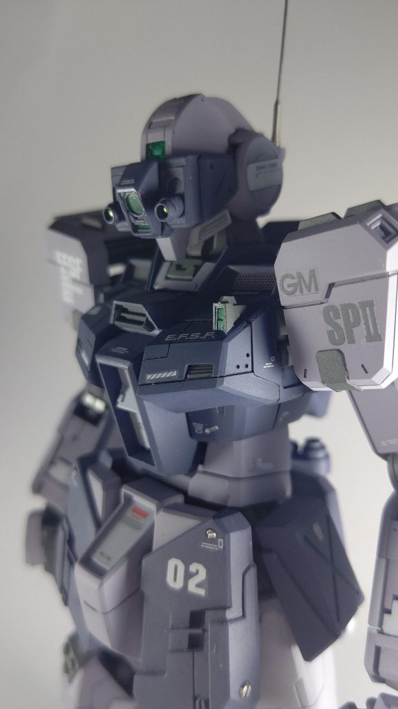 バストアップ。
ナイトビジョン風のバイザーを下ろした状態。