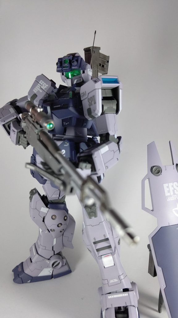 立ち姿。各部スジボリとプラ板によるディテールアップ、アンテナと各部にメタルパーツを埋め込んであります。
７５mm無反動砲のカメラのレンズはVCドームに置換してあります。