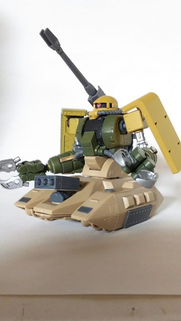 ボール腕があまりにボール感が強くどうしたもんかと悩んでいたら積みにあったHGOGヴァッフの腕を二の腕カバーを外しツメをコトブキヤのM.S.Gのパーツにしてみたらイメージ通りになったのでその路線で進めました。
肩のシールドはHGOG1/144ザク高機動型のあまりを使いました。
ちなみにフェイスガードのようにするのはキャノンが干渉しそうだったので敢えてやめました。