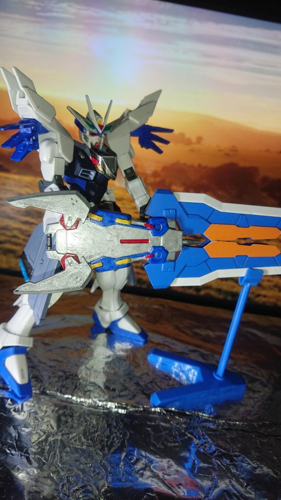 大型の大剣、兼シールドです
重すぎて普通に使いずらいですが
盾の裏にバーニアを仕込んだので
突撃武器になります