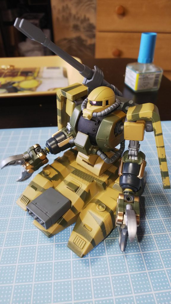 たまたま思いつきでシールドと戦車部だけタイガーストライプ迷彩にしました(笑)
塗装は缶スプレー、ダークイエロー吹いてからマスキングテープを適当に千切って貼り缶スプレーのオリーブグリーンを吹いて終了。
この時エアブラシ持ってませんでした。