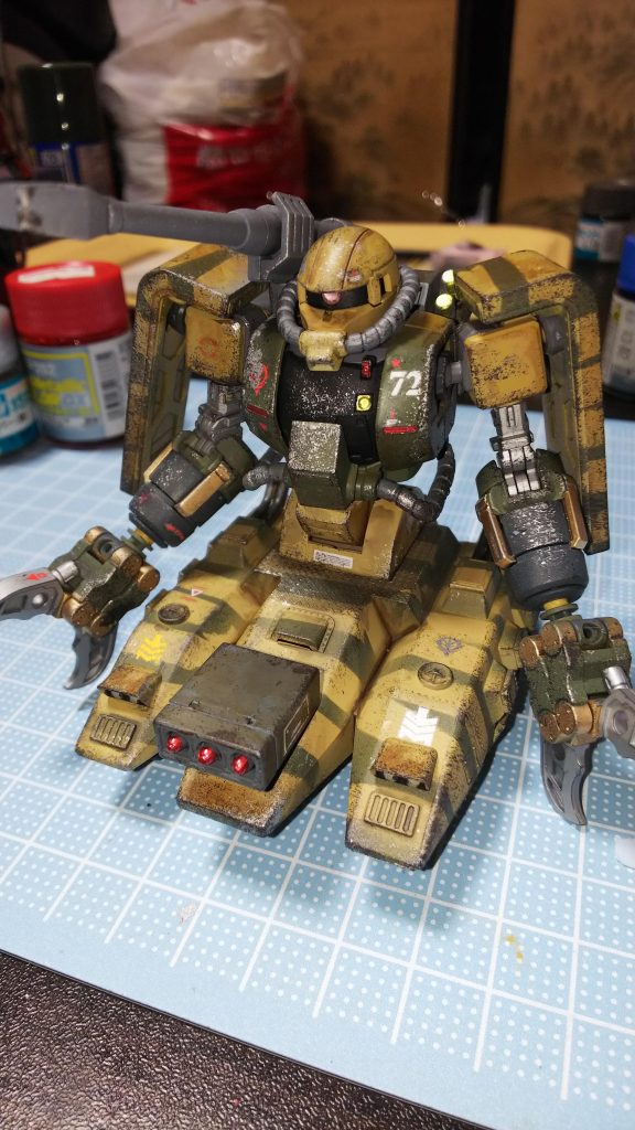 ガンダムデカールのジオン軍用をそれらしく貼りました。72という数字は私の生まれた西暦1972年から取りました(笑)
つや消し吹いてから汚し、汚しはこの時点ではウェザリングマスター、スポンジブラシで水性ホビーカラーの焼鉄色とシルバー使ってます。