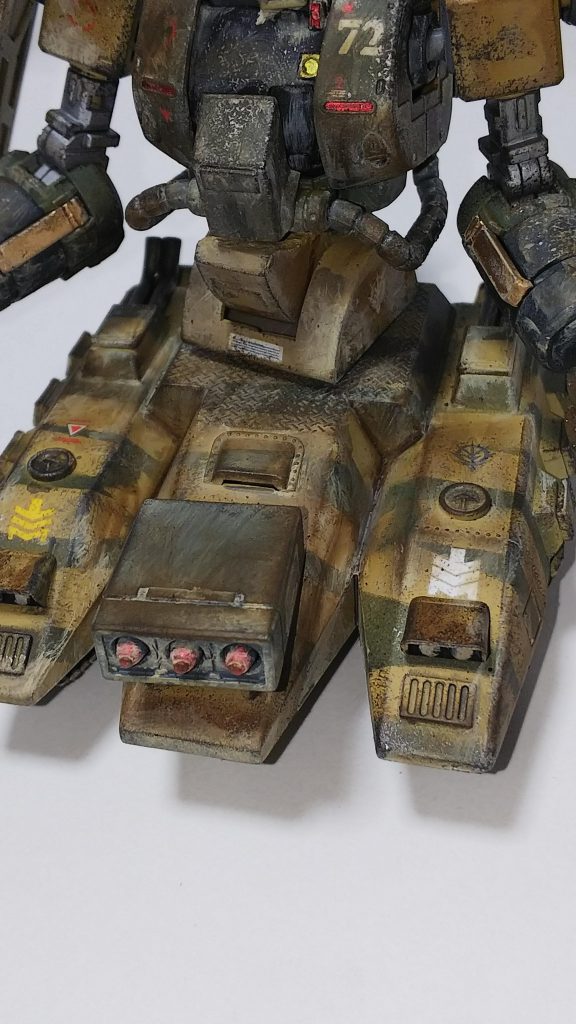 戦車部分はディテールアップパーツを貼り付けてそれらしくしてます。
三連機関砲はやめてHGザクの脚部ミサイルを加工して取り付けました。