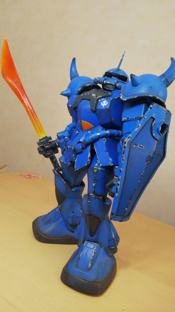 改造ポイント
頭部→幅詰め、動力パイプをプラ棒及びプラパイプをカットして作成
肩部→ボールジョイントで取り付け、取り付け位置の変更
胸部→プラ板及びパテ盛りにて形状変更
腕部→前腕の幅詰め、肘関節のモールド追加、手をＭＧゲルググのジャンクに交換出来るように手首にジョイント追加してプラ板で手首を箱組み
腰部→動力パイプはプラ棒とプラパイプで作成し、フロントアーマーはスクラッチしてジョイント接着、サイドアーマーはノーマルを切り離して延長後ジョイントを取り付け
脚部→膝関節を削り混みとパテ盛りにて造形、スラスター部にモールドを埋め込み後パテにて大型化
シールド→覗き穴をジャンクパーツを埋め込み大型化、外周部をパテ盛りして二重化
ヒートサーベル→パテにて延長、形状変更
全体的にスジ彫り追加