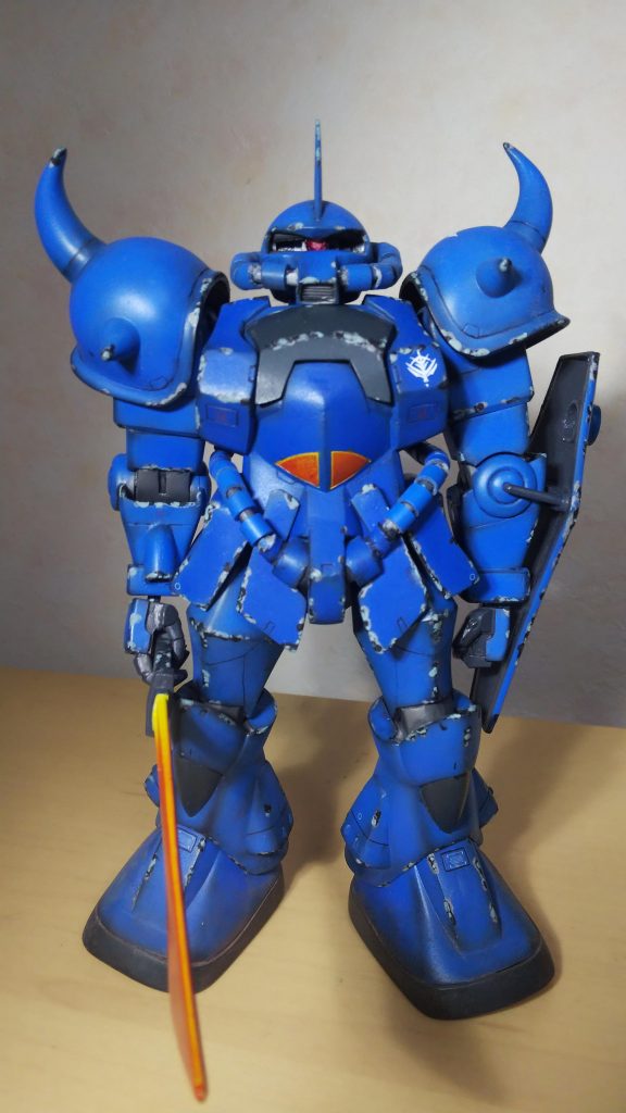 正面から
塗装は黒立ち上げのグラデーション塗装し、チッピングを施してます

旧キットは間接の保持力が壊滅的です(笑)