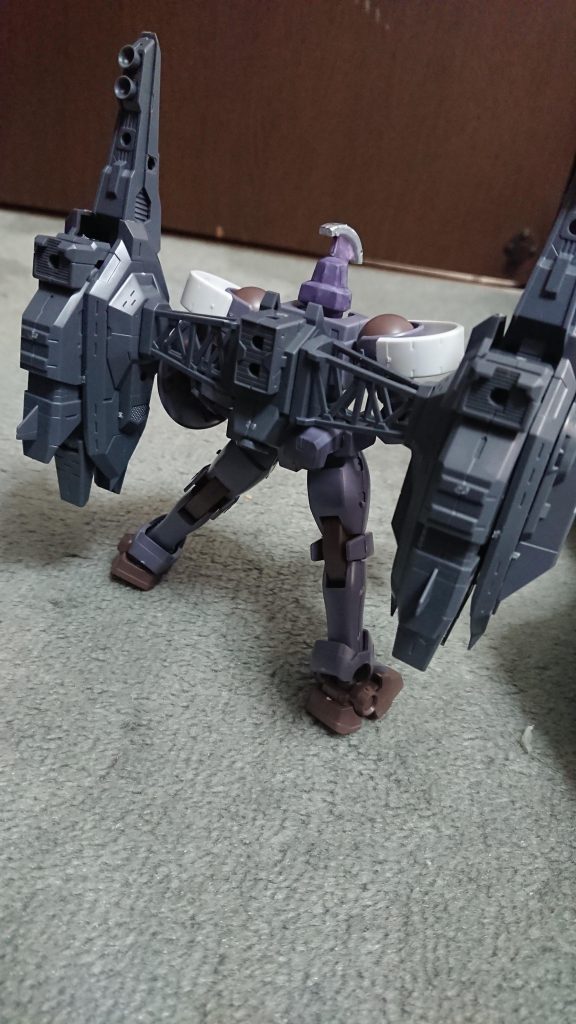 OZ-00MS トールギスを彷彿とするデザインだが、関連性は不明である。
名称の由来はドイツ語の射手座である。