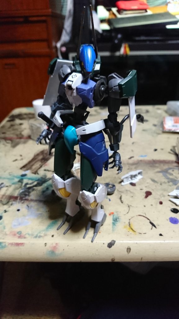 製作過程
レギンレイズとガンダムフレームをミキシングして新しいフレーム機体を製作
レギンレイズのフレームの加工が大変でしたm(__)m
刀を持たせプラ板で侍風の肩アーマーと腰アーマーを製作
塗装後に手芸用のファーをつけました