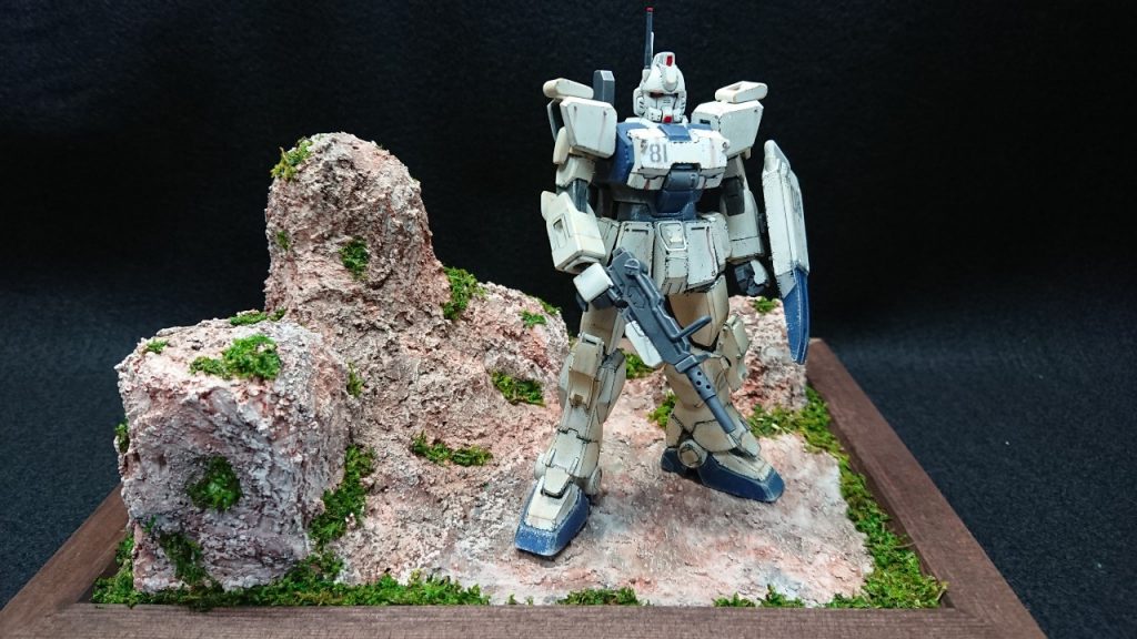 Ez-8だけではなんか寂しかったので、ガンプラを飾るためのジオラマも作製しました。