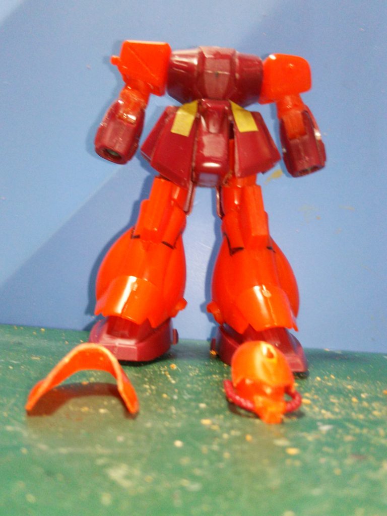 太ももと二の腕を短くしてます。ヘルメットは切り離した裾？を少し広げて頭側に少し被せる様にくっつけてます。