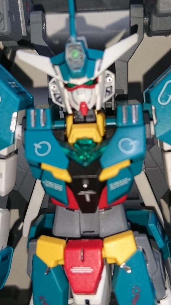 頭部。
グレーで塗り分けしつつ、センサーはHアイズに変更。
1.2が良い感じ。