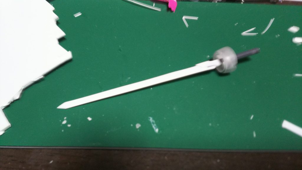 レイピアなど武装はプラ板からつくってます。楽しい