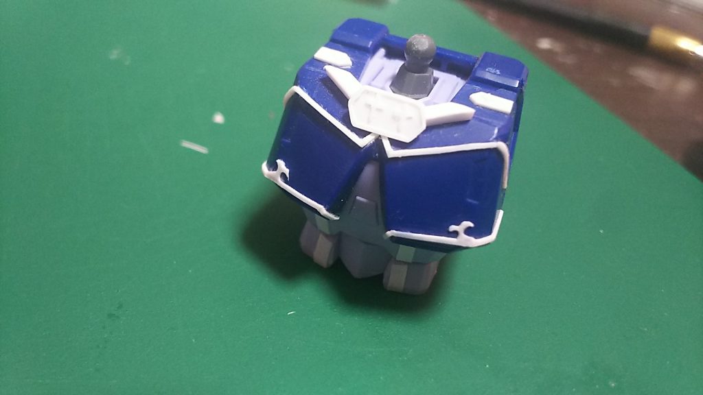 ひたすらプラ板を切っては貼り付けてます、、、