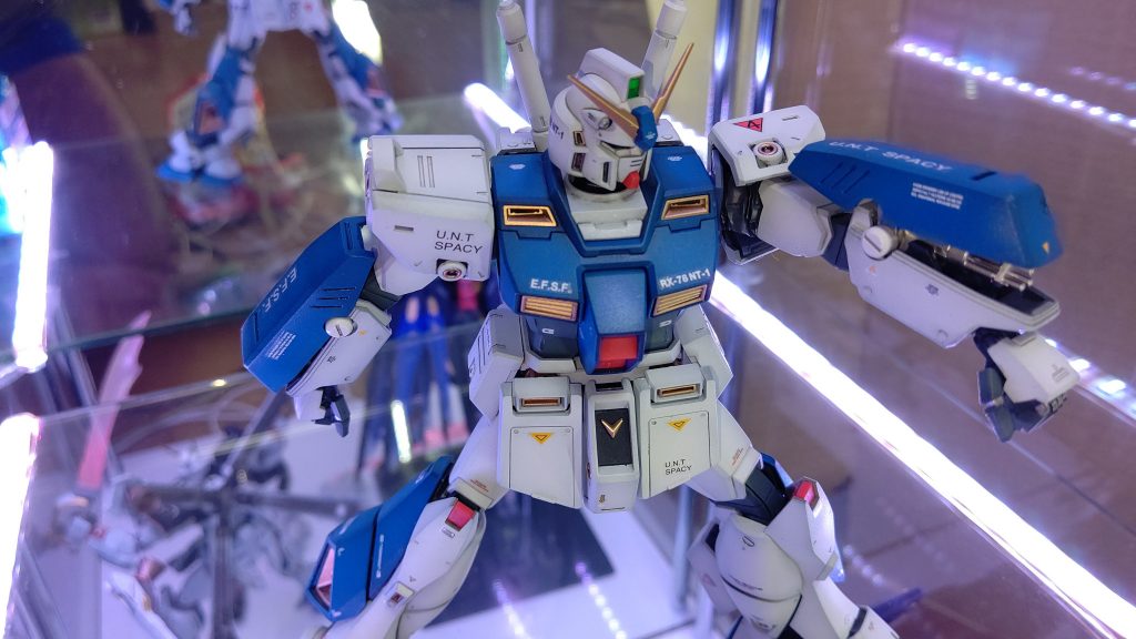 ガトリング発射シーン、基部はジャーマングレー
持ち上げフレームにチタンシルバー、ガンはそのまま