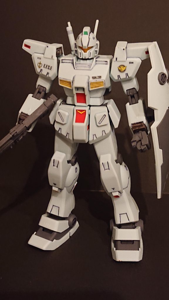 写真だとかなり白く見えますが、成形色のままです。