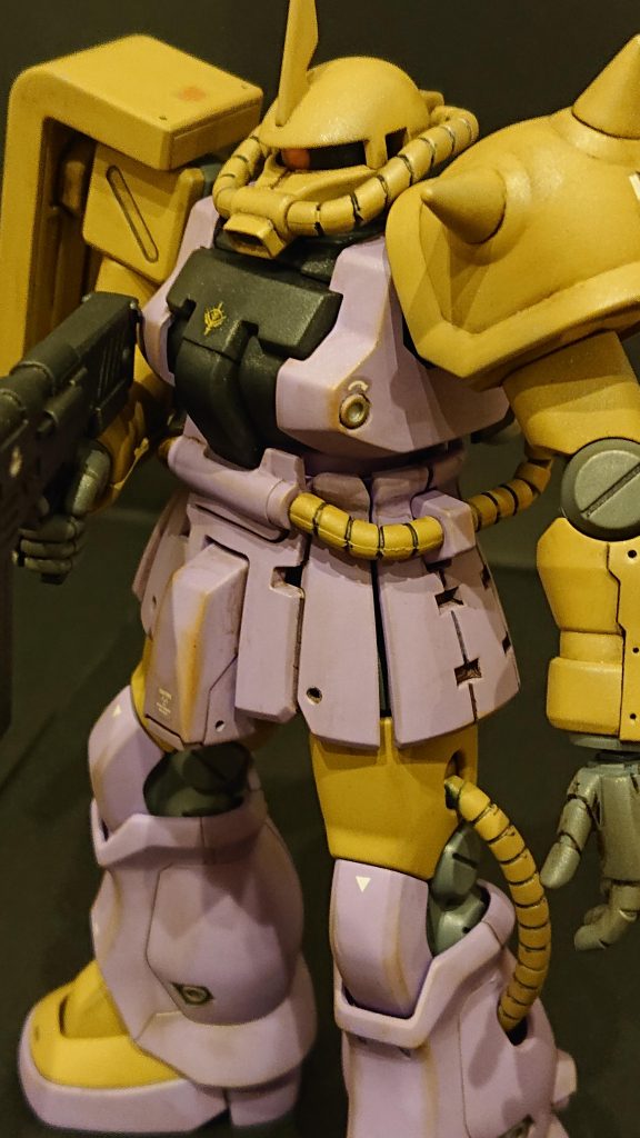 胸の側面にモールド入れました。