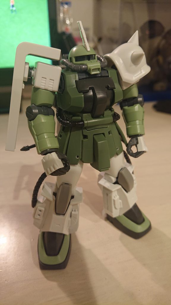 頭部、ボディ、腕、足首はF2ザク。
ツノ、両肩、アーマー、シールド、脚はシンマツナガ高機動型。