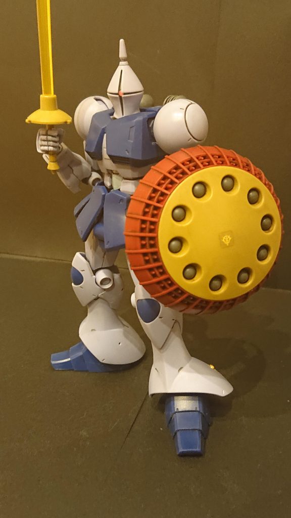 シールドに余り物のジオンマーク。小さすぎでした。