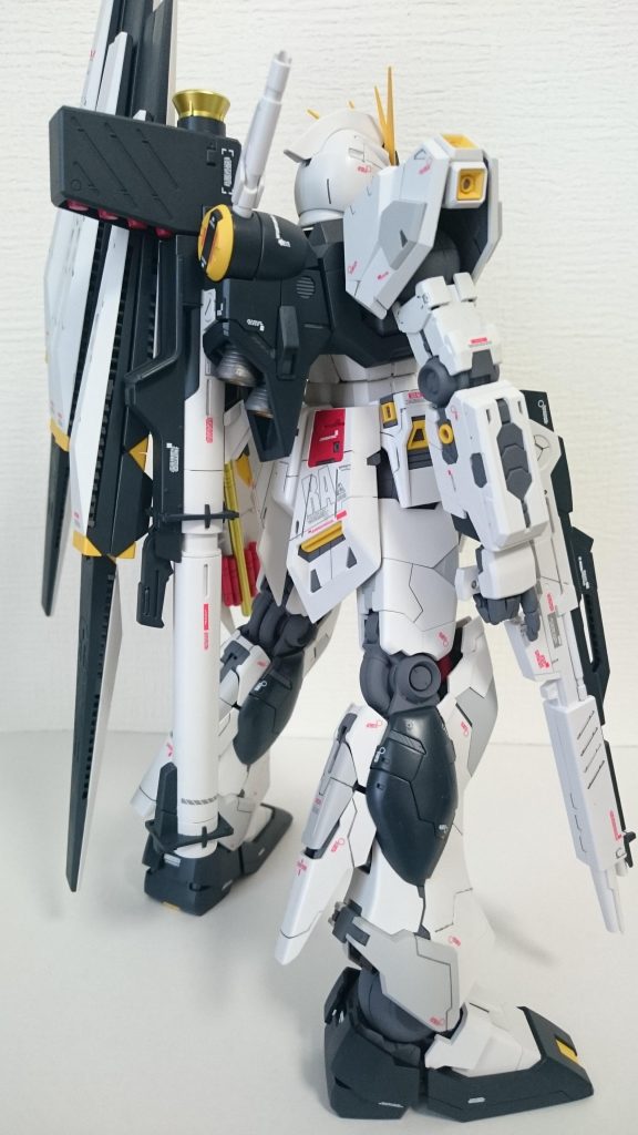 背中も頼もしい。塗装は、ニュートラルグレーI、IIと、ミッドナイトブルーです。