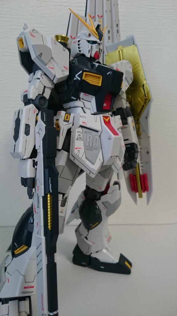 シールドの裏など、スターブライト ブラスで、少しアクセント入れてます。ガイアノーツのミッドナイトブルーはMrカラーの物より、より紺が強い感じです。 