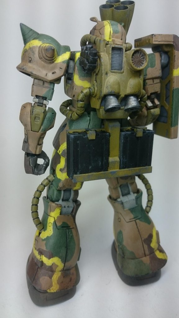 マガジンは腰背部に装備。
適当なジャンクパーツで自作。