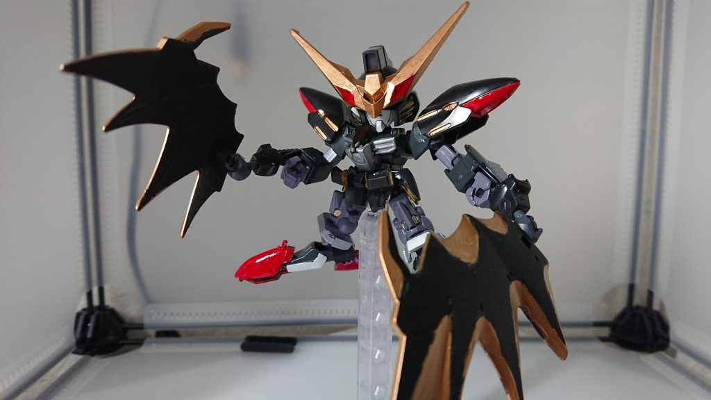 モノアイ隠れるのでブリッツの窪みを塗装。正面から見ると大きな目となる