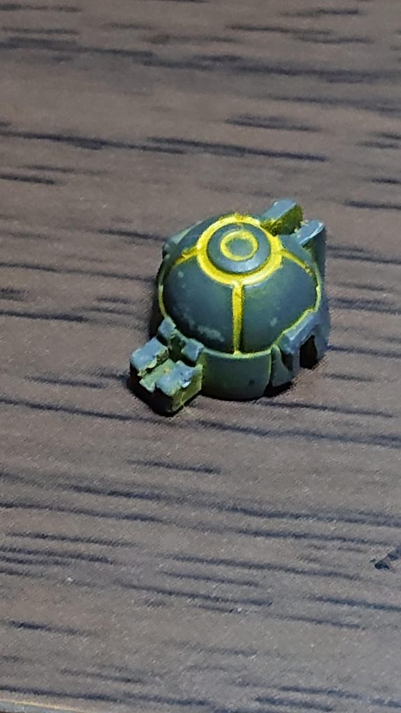 エナメル塗料を初めてエアブラシで吹く
綿棒で拭き取り後です。