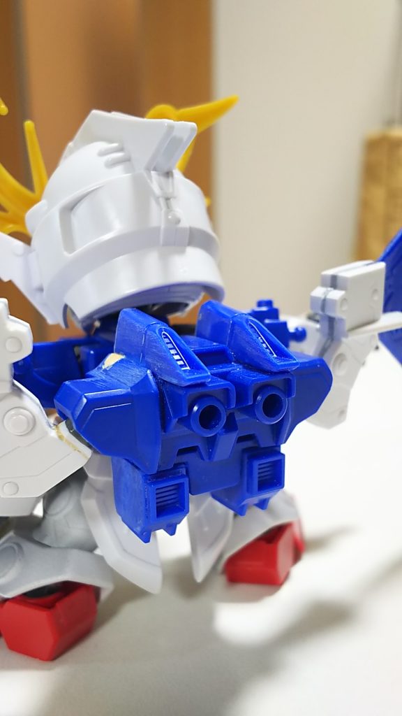 バックパックの鞘穴をキレイに埋める自信がなかったのでジャンクパーツで埋めてます。結果的にボリューミーにもなったので結構気に入ってます。