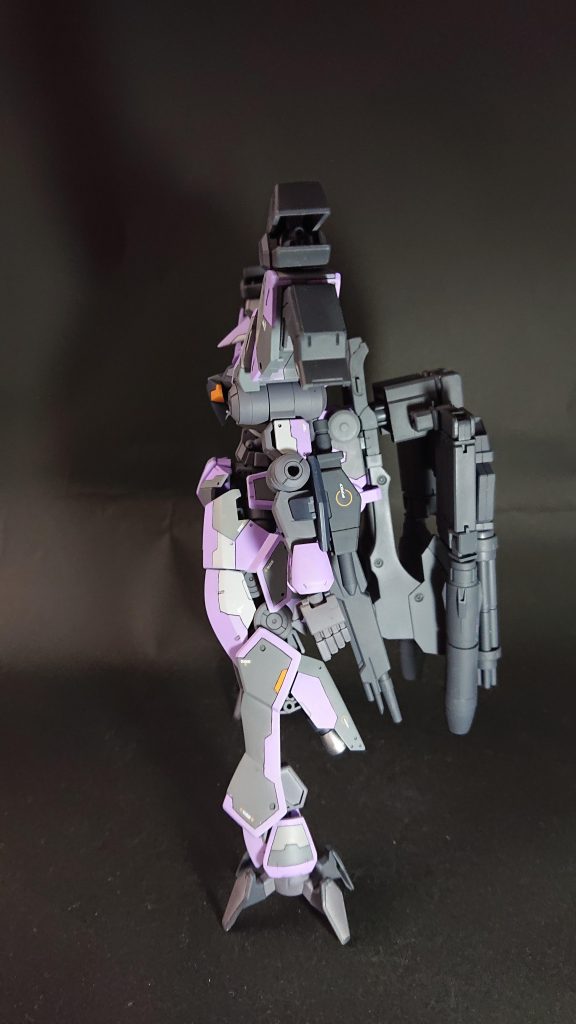 サイド
バックパックに3ミリ穴を開け接続しています