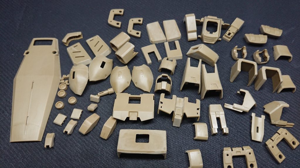 ヤスリでパーツを整形してサフ吹き。