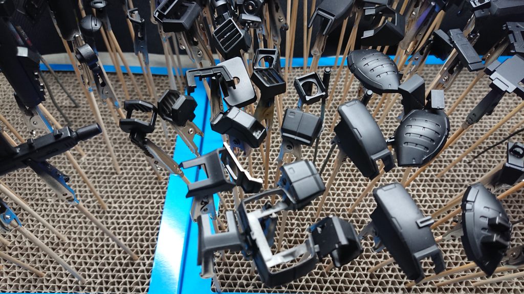 黒サフをエアブラシで吹き付けて。