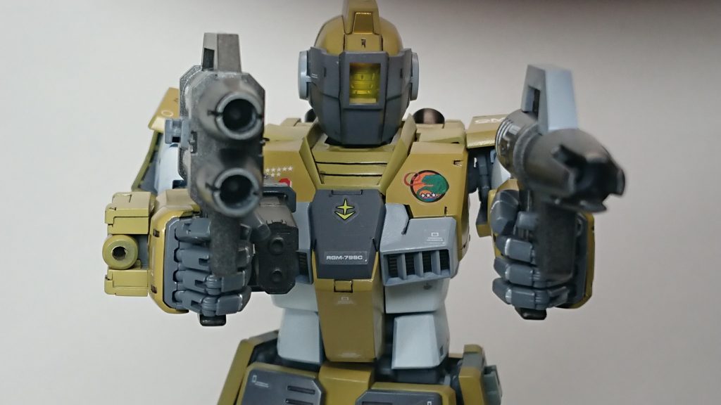 バイザーを下げて2丁拳銃風に。