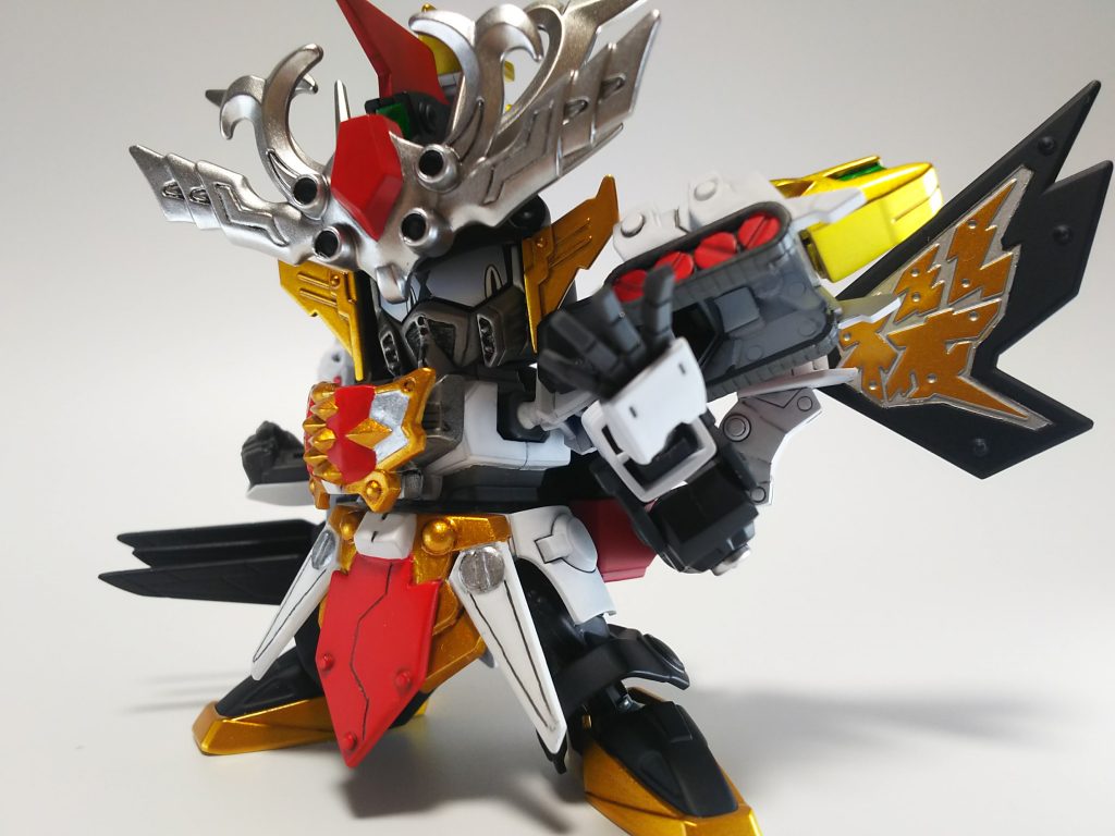 ビルドハンズ角と自作目シールのお陰で表情豊かなポージングが可能。
見下し目線は如何にもワルくてお気に入り（笑）