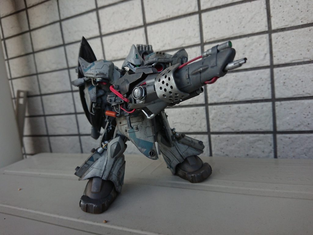 ライフルの端に新しくグリップを追加したために可能になったポージング。
これがないとまともに構えられないw
とはいえ本体がずんぐり体型なため干渉しまくりですw 
ほかにも関節の保持力強化しました。長物装備なら必須ですねw